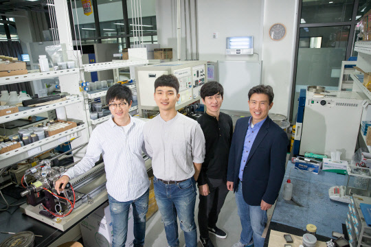 차세대 배터리 음극소재를 개발한 UNIST 채수종(왼쪽부터)·김남형·마지영 연구원과 조재필 교수가 기념촬영을 하고 있다.    UNIST 제공